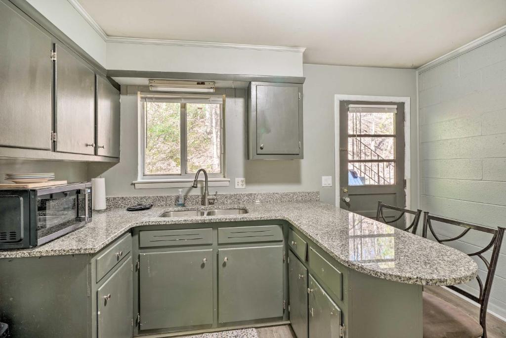 Chapel Hill Condo Less Than 2 Mi to Franklin Street!