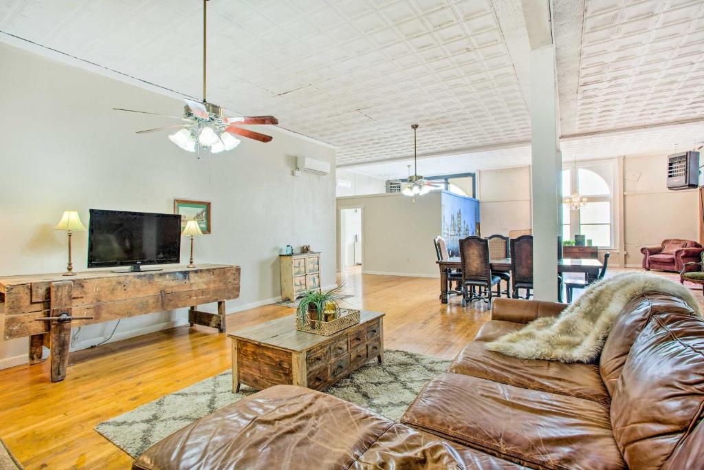 Stylish Denison Apt at the Heart of Main St!