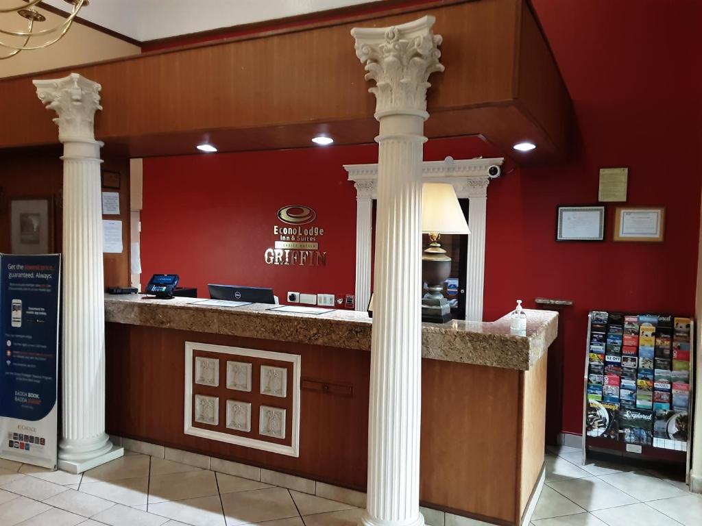 Econo Lodge Inn & Suites photo