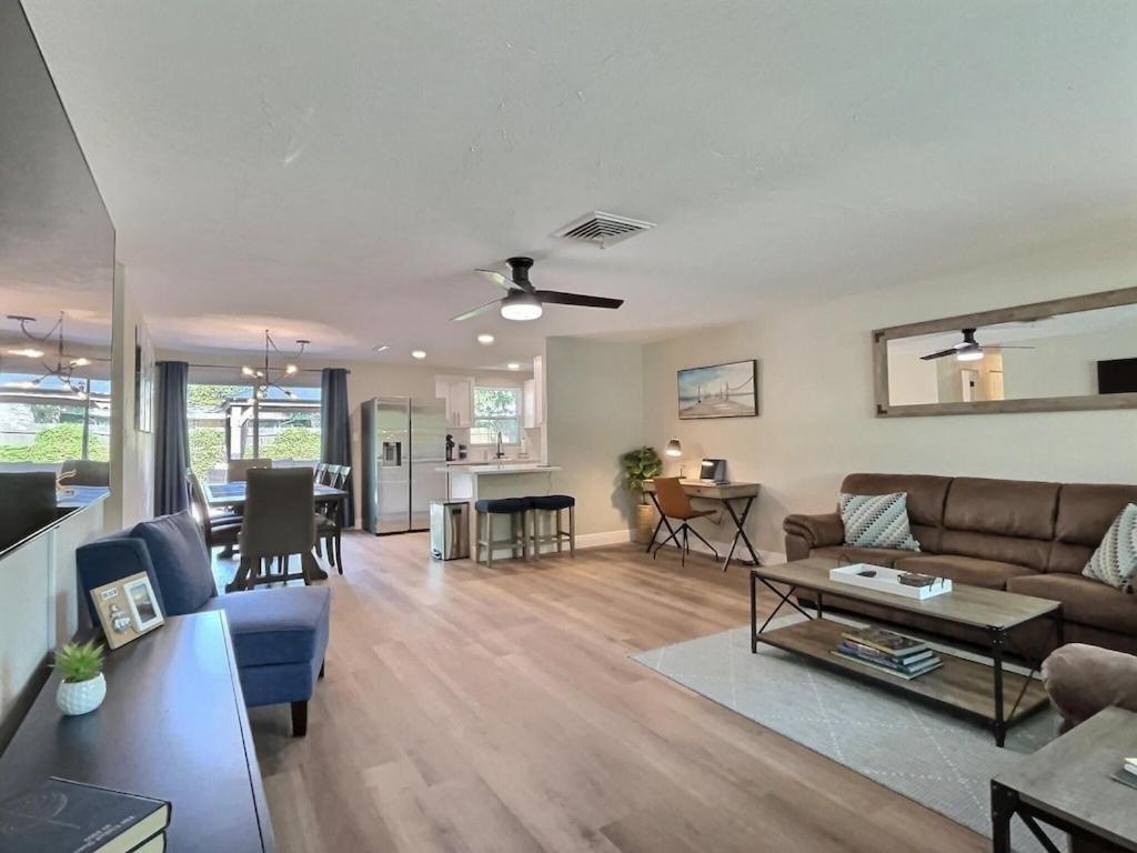 NEW Warm modern bliss just 10 minutes from Siesta Key beaches and downtown Sarasota, Sarasota