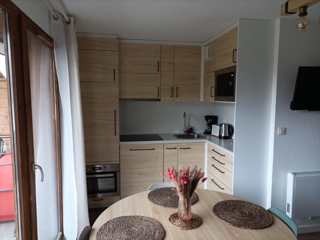 Appartement rénové 2 pièces avec balcon et parking gratuit - FR-1-504-160 - 2