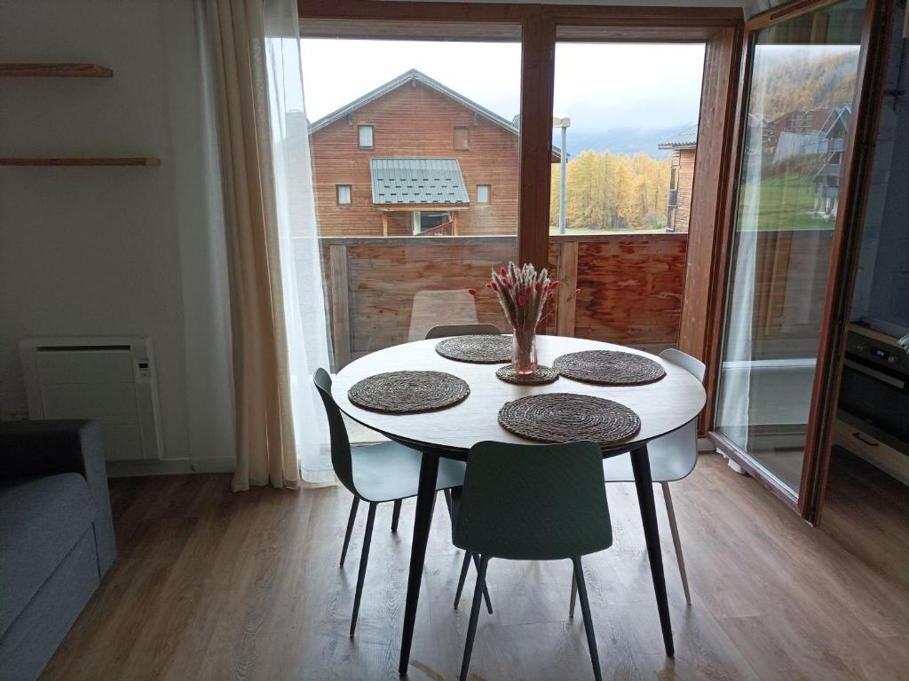 Appartement rénové 2 pièces avec balcon et parking gratuit - FR-1-504-160 - 3