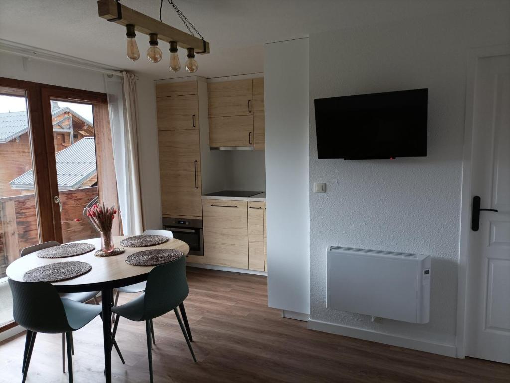 Appartement rénové 2 pièces avec balcon et parking gratuit - FR-1-504-160 - 4