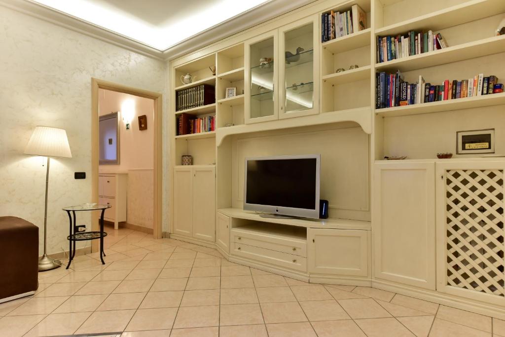 Classic Apartment in Re Di Roma near the metro - 3