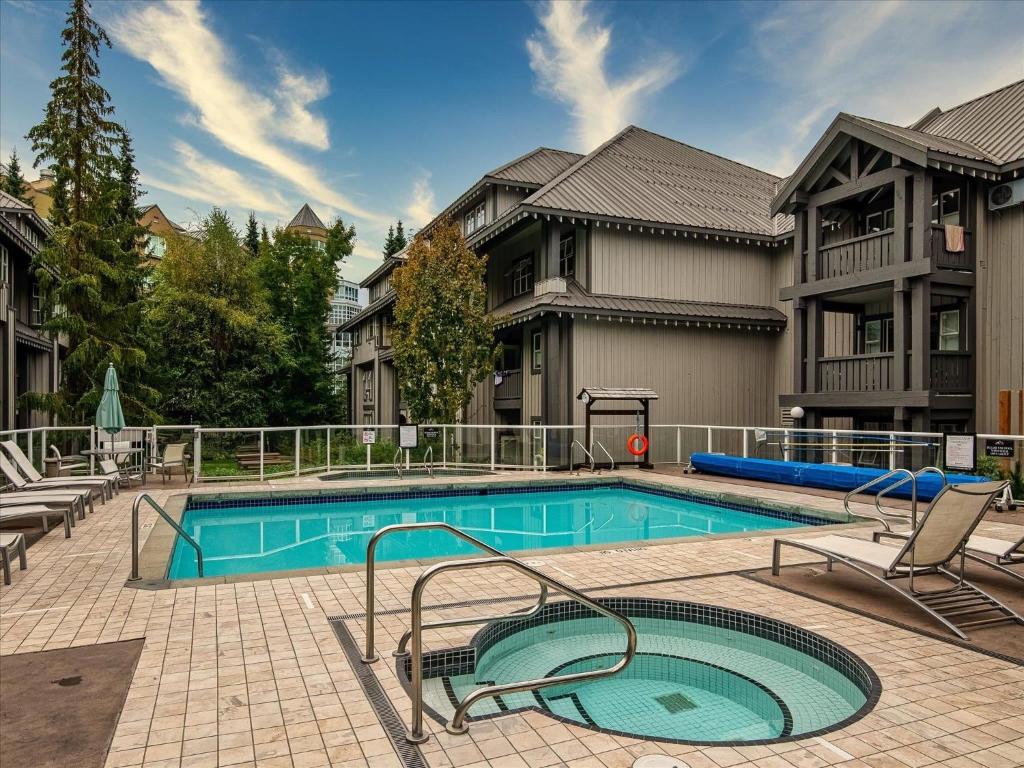 Impeccable Glacier Lodge Hotel Room w Pool+Hot Tub photo