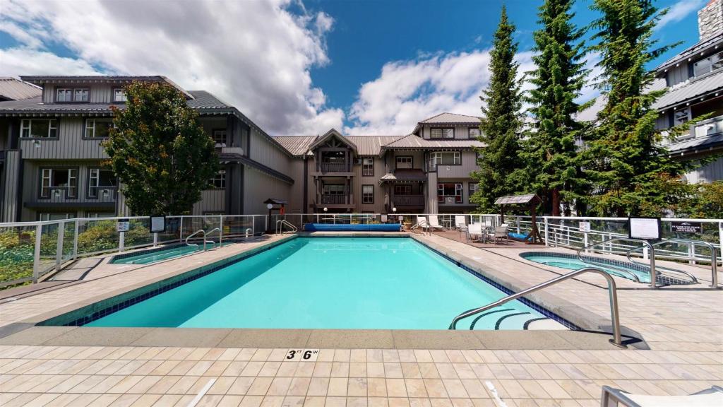 Impeccable Glacier Lodge Hotel Room w Pool+Hot Tub photo