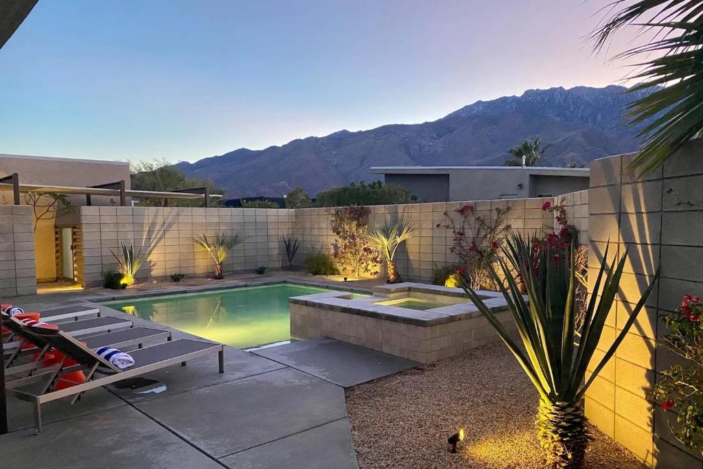 **Fabulous New Luxe Home Pool-Spa-Views!!!**, Palm Springs
