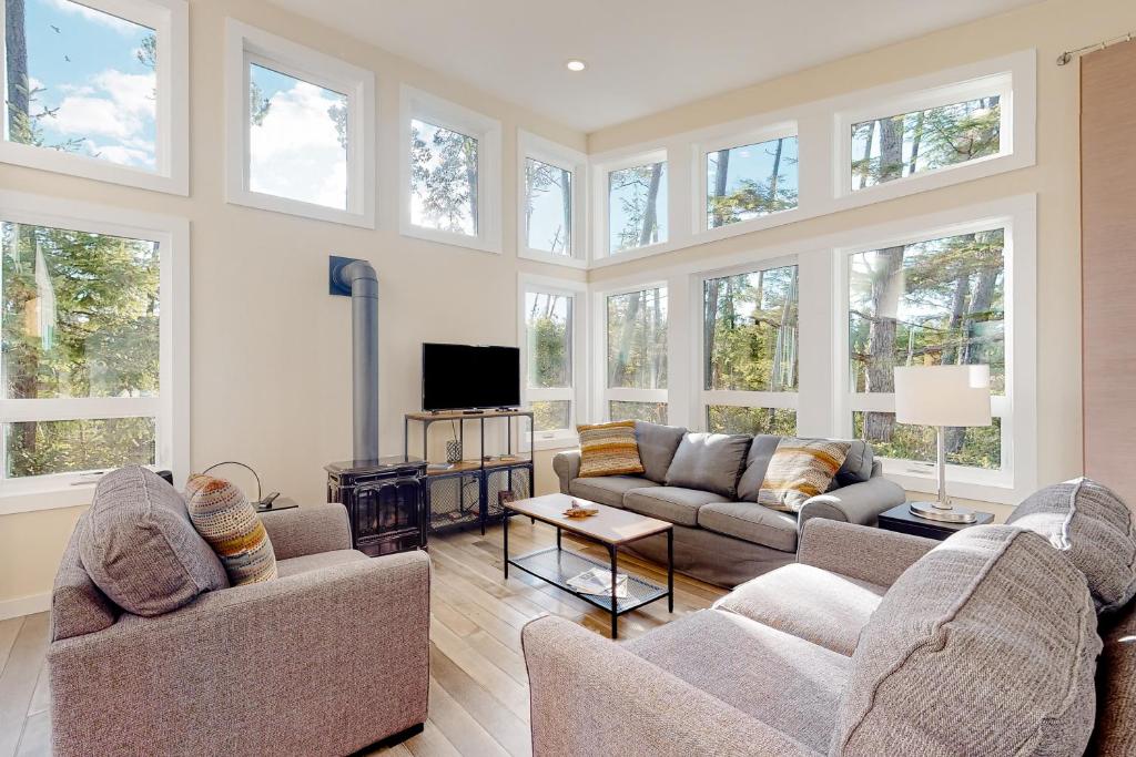 Tranquility Base, Manzanita