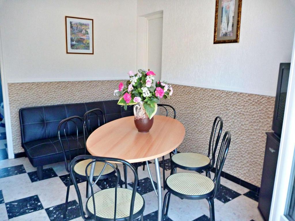 Appartement T2 ensoleillé à 2 pas de la plage avec terrasse, parking et wifi options - FR-1-387-123 - 4