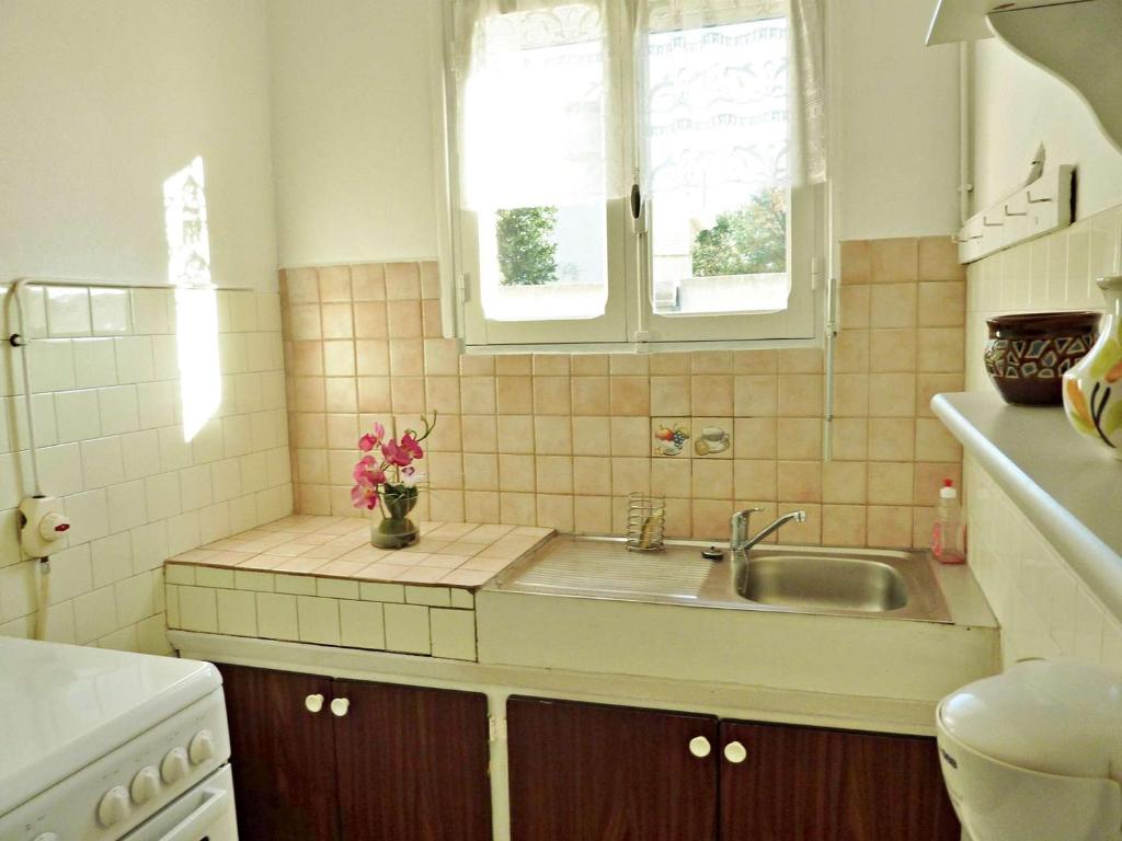 Appartement T2 ensoleillé à 2 pas de la plage avec terrasse, parking et wifi options - FR-1-387-123 - 5