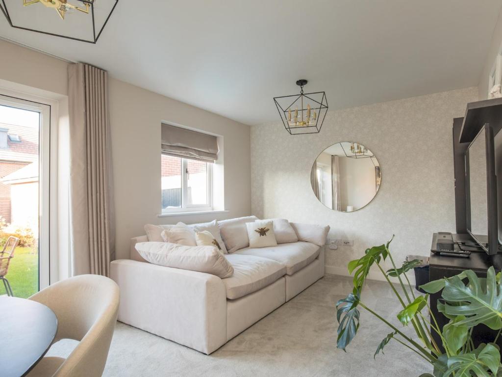 Pass the Keys Serene Home in Leafy Warfield w Private Garden, Bracknell