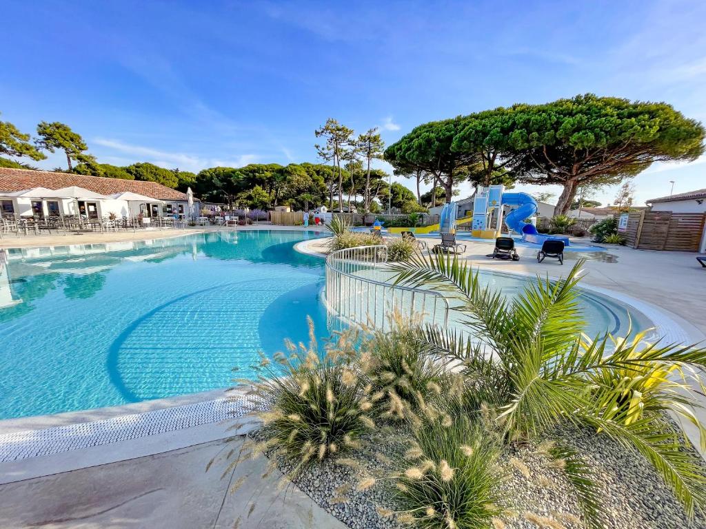 Camping Le Suroit — Hotel in Saint-Martin-de-Re