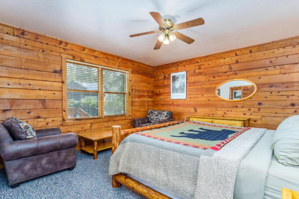 Yosemite's Scenic Wonders - 6BR/4BA Tri-Level Home photo