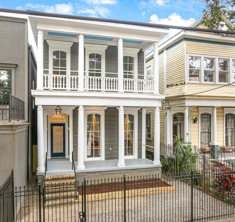 Canal Street Mini Mansion Sleeps 15