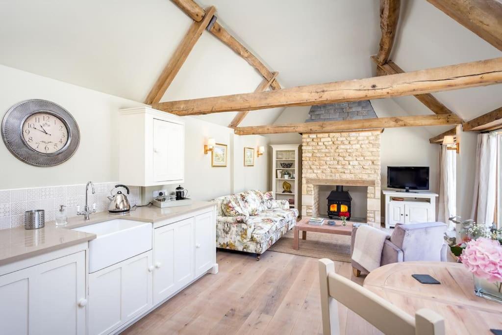 Clematis Cottage - cosy dog-friendly Cotswolds cottage near Cheltenham