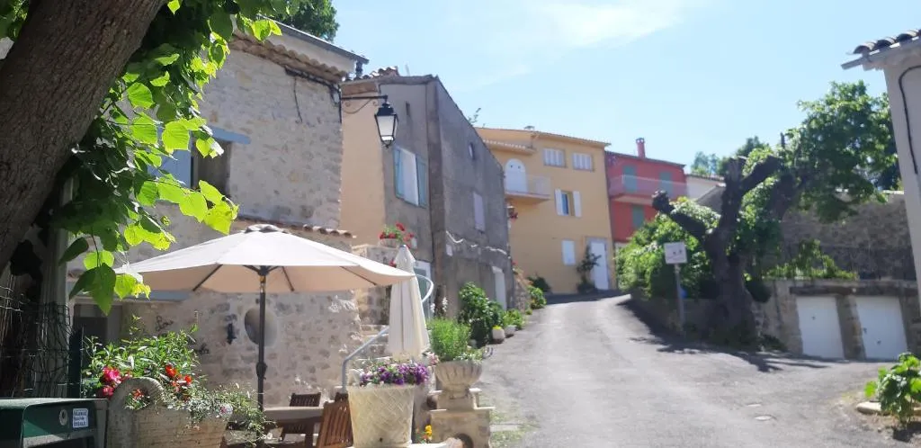 Studio tout confort dans maison de caractère，位于La Bastide的酒店
