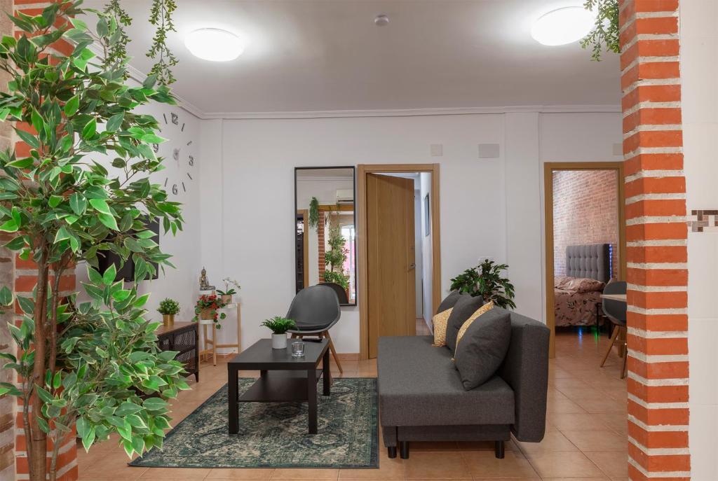 Artsy Large Getaway - 2 Bedroom w HUGE patio - Great for families and Digital Nomads - 4