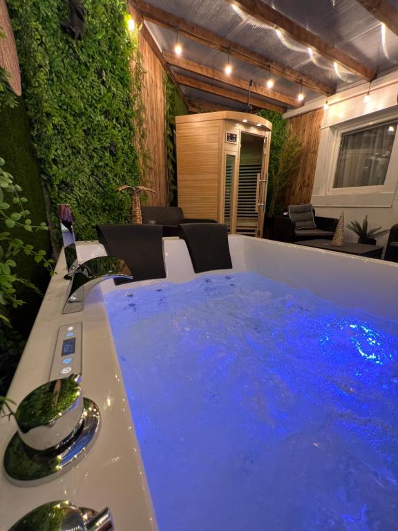 SPA de charme 6 pers avec Jacuzzi & Sauna privatifs au coeur de ville - Esprit Coco - 2