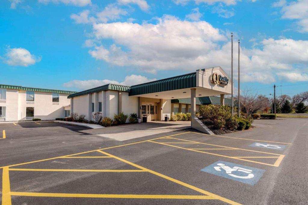 Quality Inn &amp; Suites New Hartford – Utica — Hotel in New Hartford (NY)