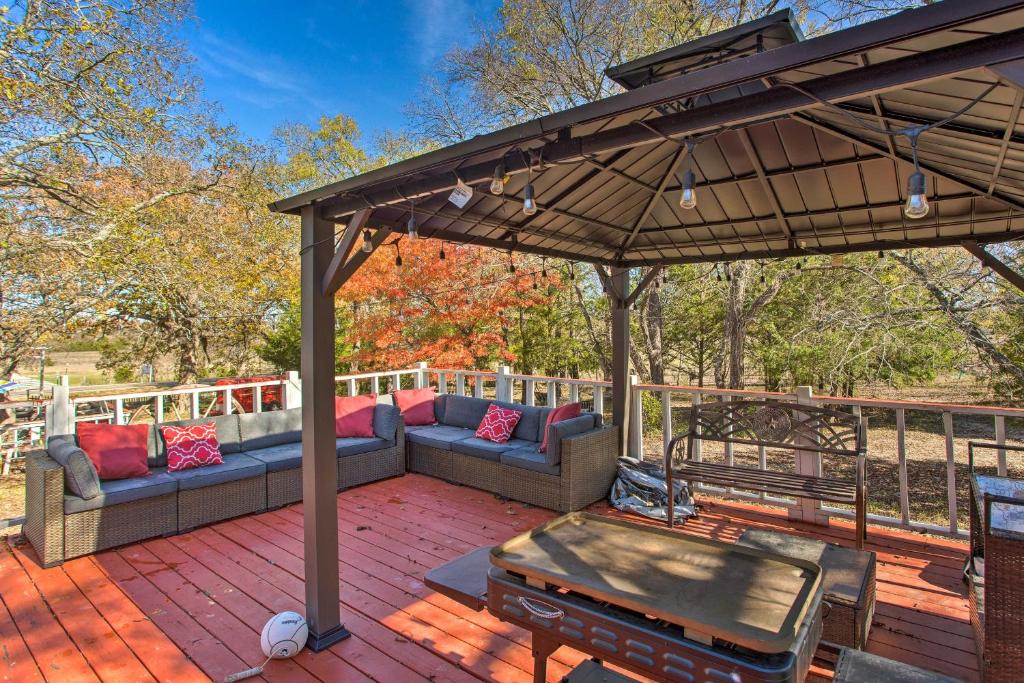 Deck, Grill and Yard Pet-Friendly Van Alstyne Gem!, Van Alstyne