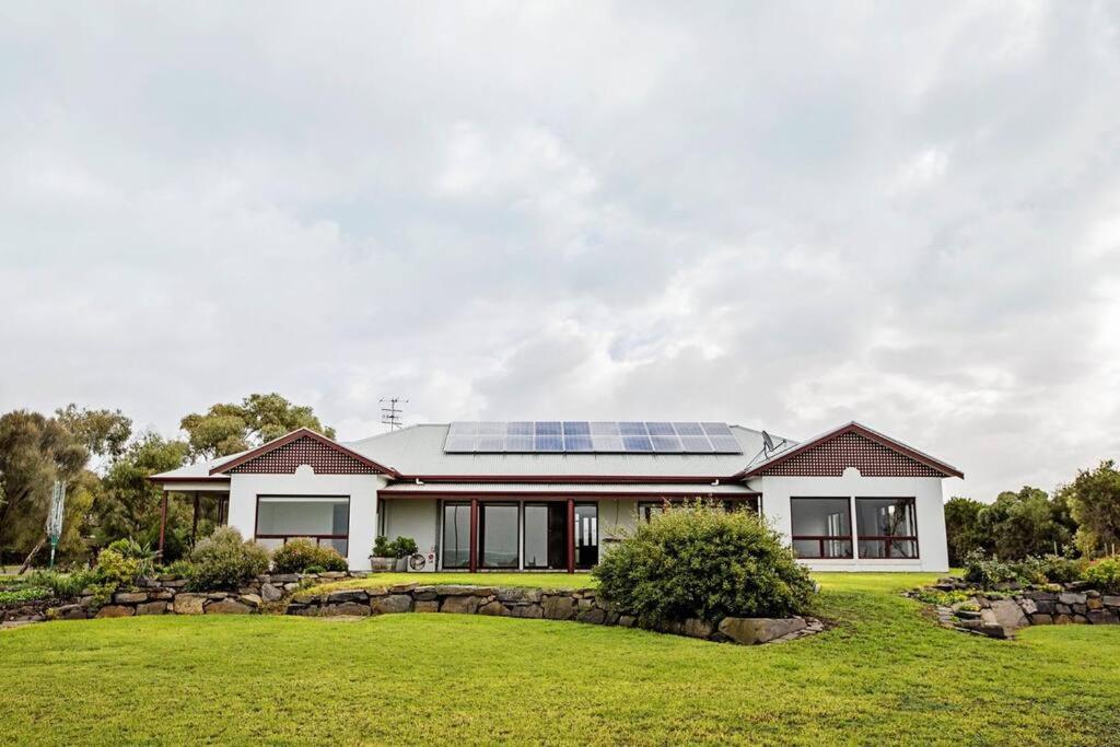 Sea Breeze - Spacious home with lovely ocean views, Port Elliot