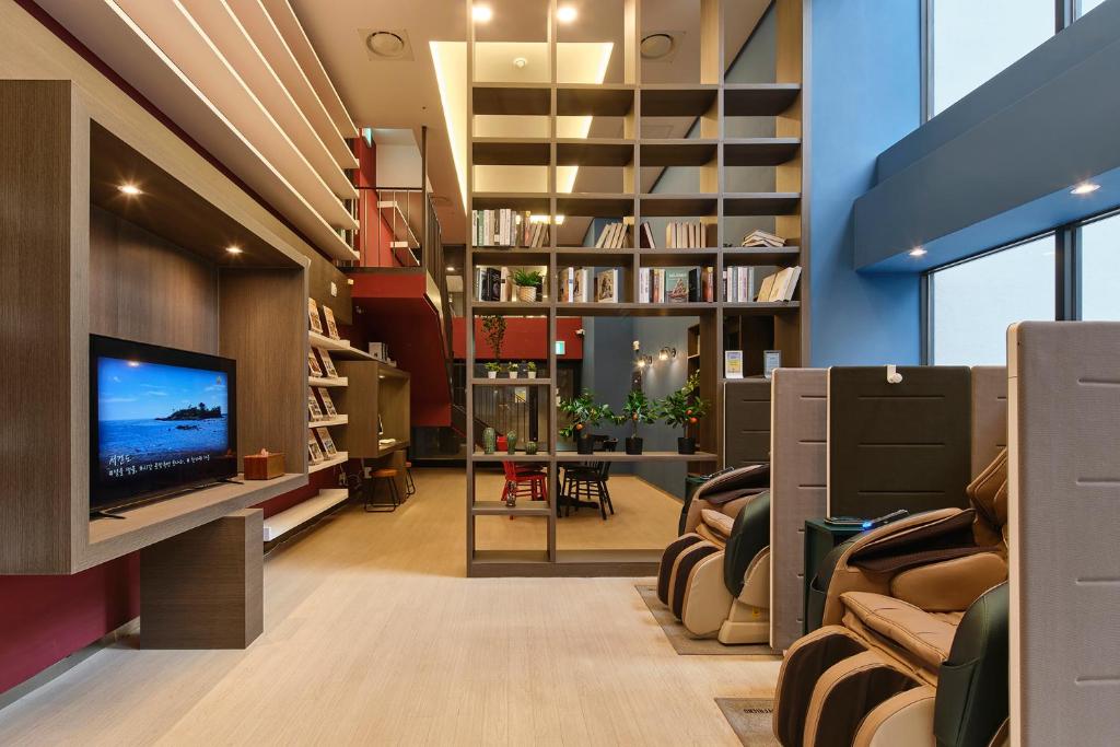 Shared lounge/TV area