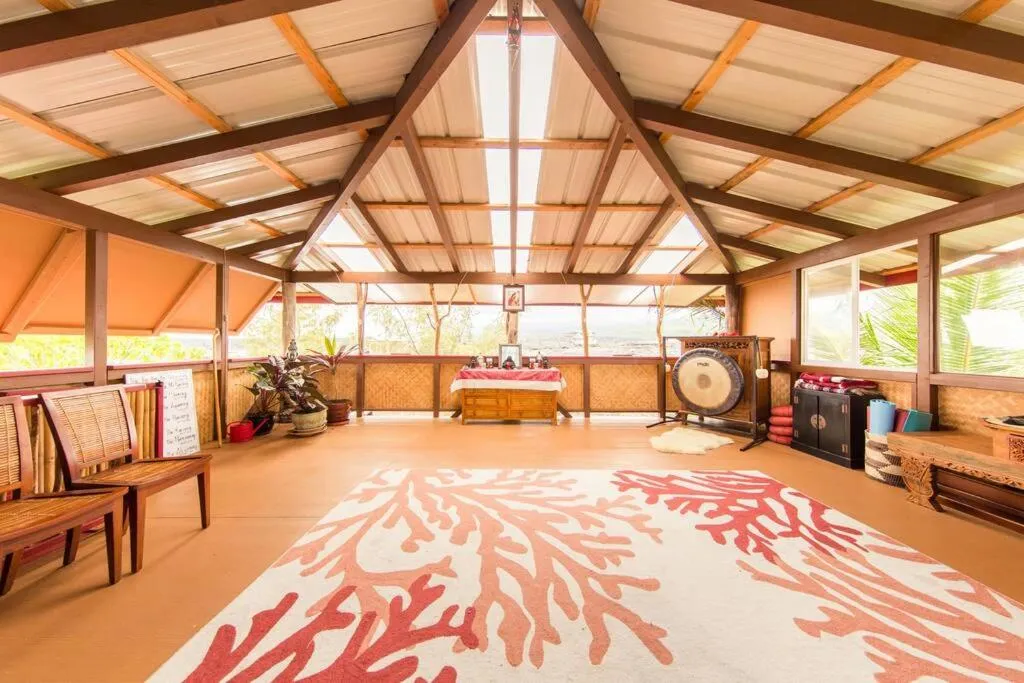 THE MAGICAL LAVA TEMPLE with EPIC Volcano Views!, hotel in Kehena