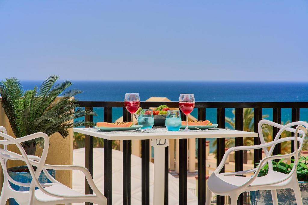 Honeymoon Corner Suite, sun-all-day terrace on the best beach of Marbella - 4