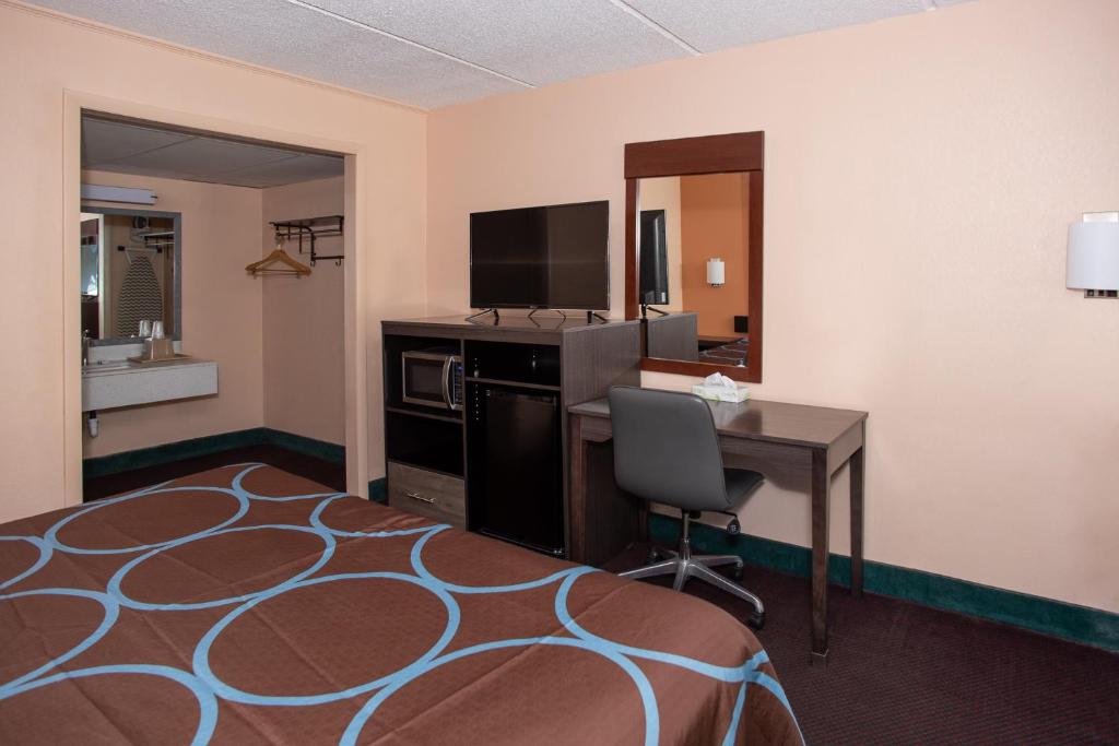 Super 8 By Wyndham Black Mountain photo