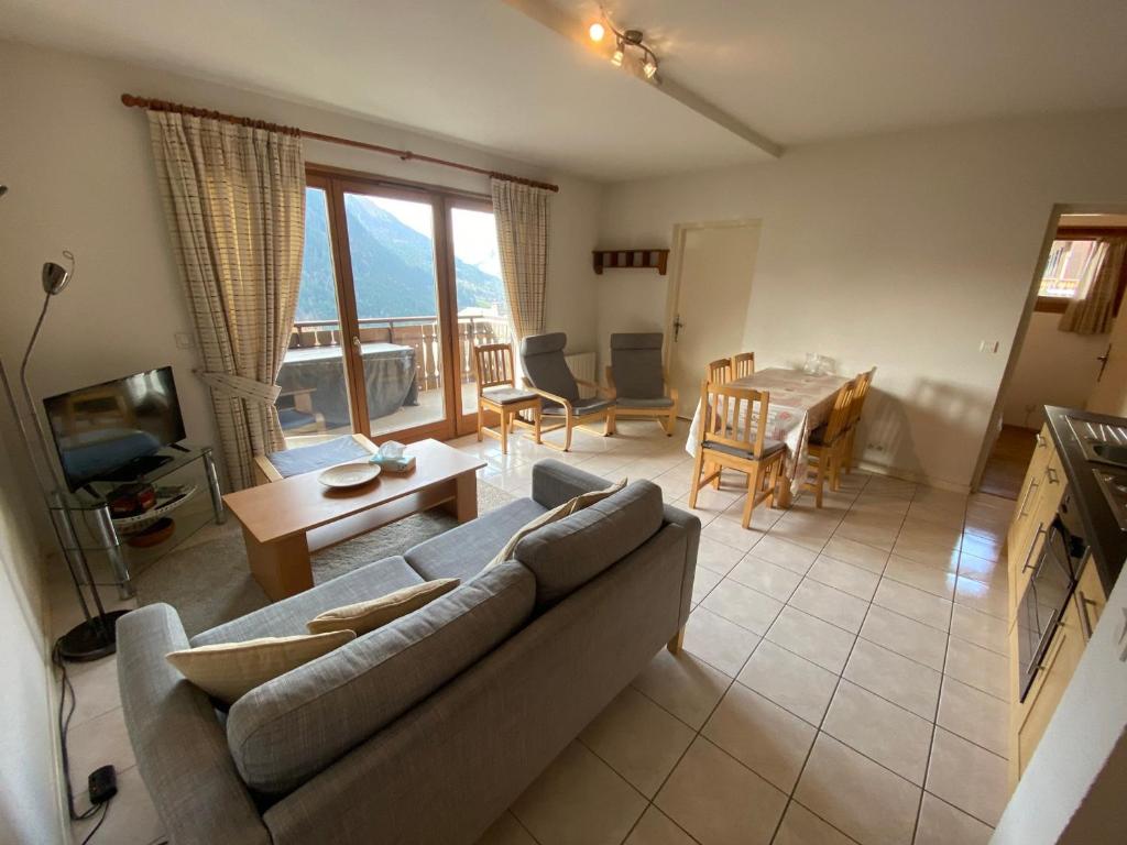 Appartement lumineux avec balcon en centre-ville, proche télécabine - FR-1-693-9 - 1