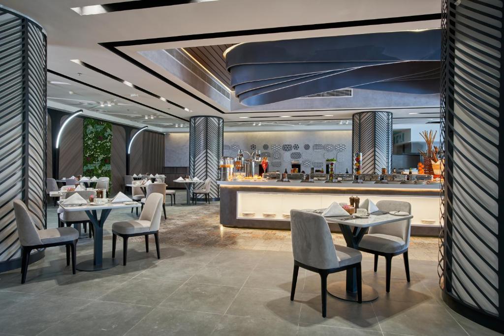 Restaurant, Hotel Holiday International in Sharjah