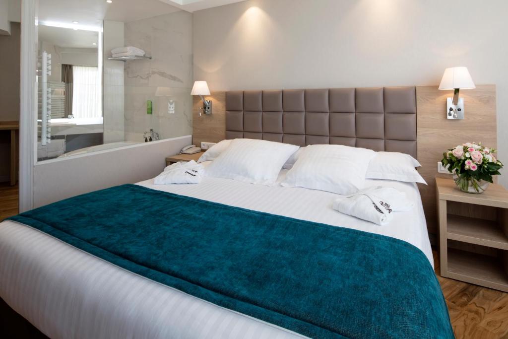 Bed, Splendid Hotel And Spa in Nice