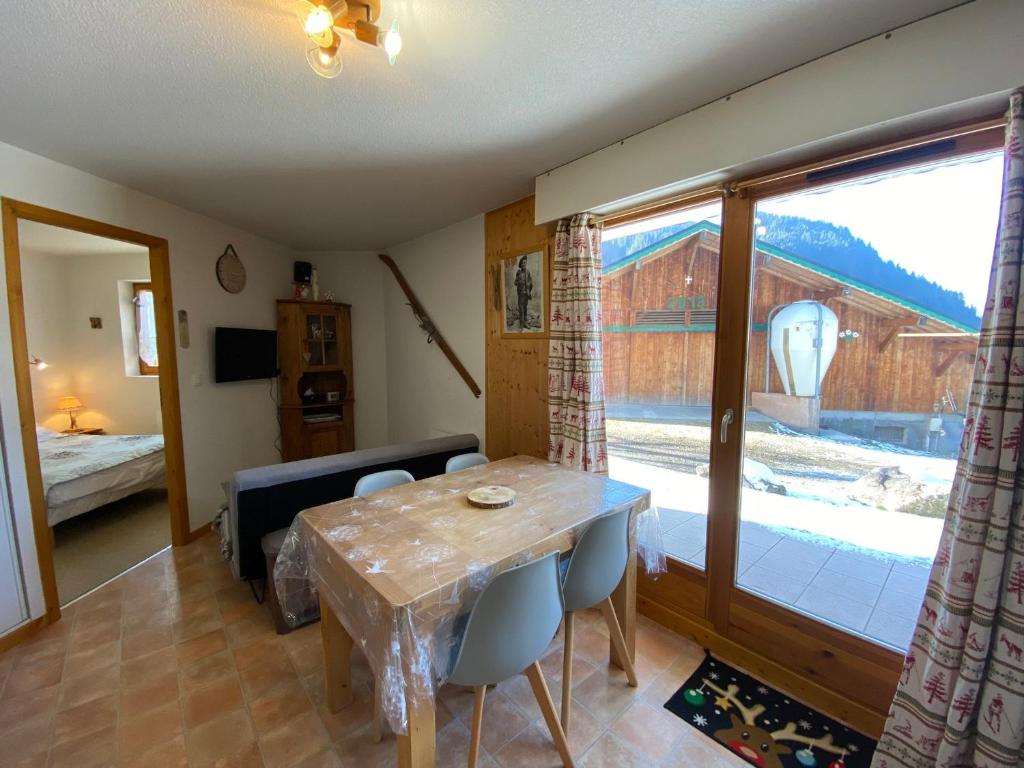 Appartement cosy avec terrasse, proche du village, parking inclus - FR-1-693-7 - 2