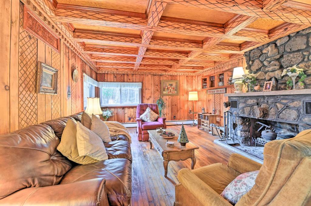 Old Time Catskill Mtn Retreat, Handcrafted Cabin!, Cornwallville