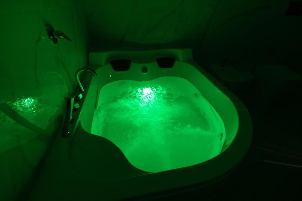 MY BRILLIANT HOME WITH JACUZZI 2 STEPS FROM St TOLEDO, Neapol