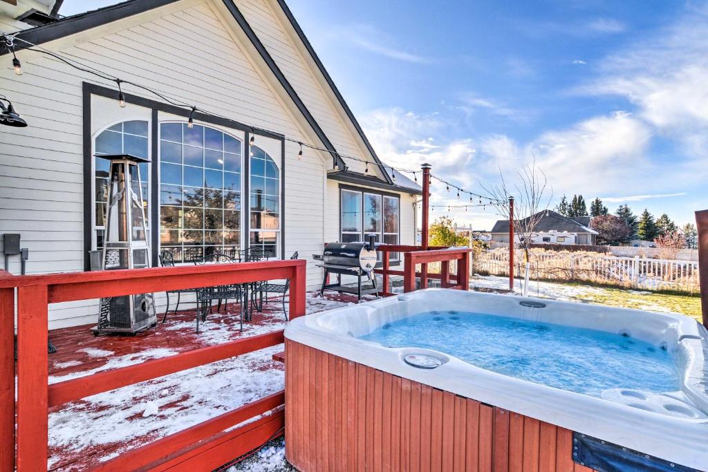 Alluring Home with Fire Pit Less Than half Mi to OIT!, Klamath Falls