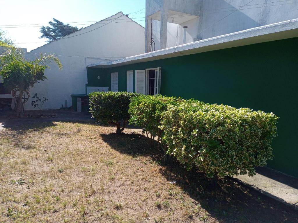 Casa tres ambientes con jardín y estacionamiento - 1