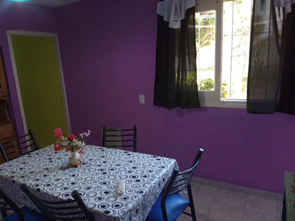 Casa tres ambientes con jardín y estacionamiento - 4