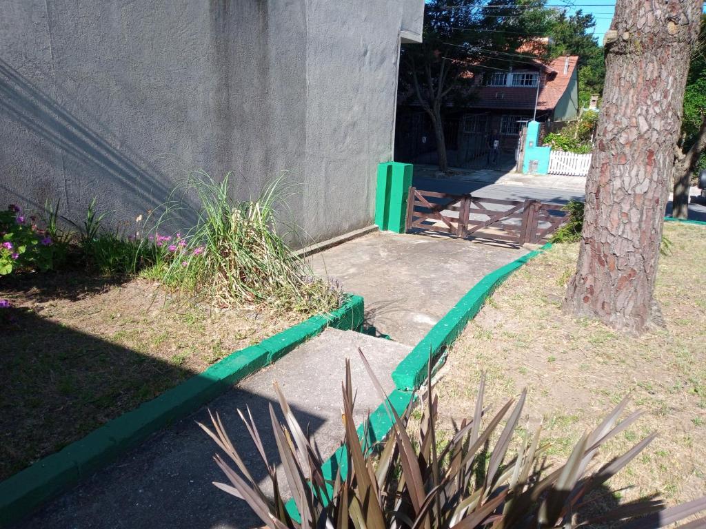 Casa tres ambientes con jardín y estacionamiento - 5