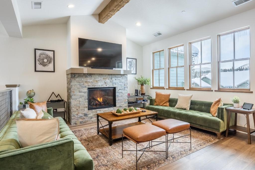 Newly Built Updated 3 Bed 2 and a half bath Creekhouse at Snowcrk Resort 1463 Amazing Mountain Views, Mammoth Lakes