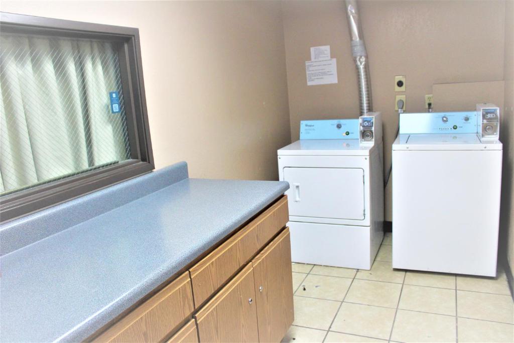 Super 8 By Wyndham Burlington photo