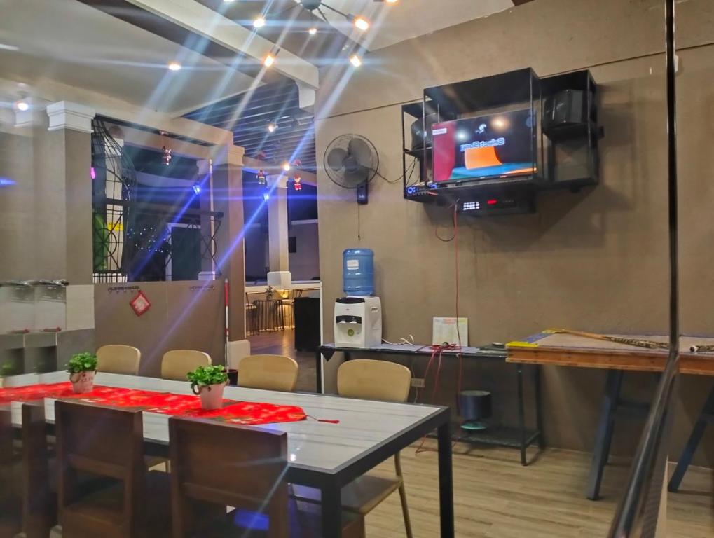 Palazzo 1 HotSpring,3Bedrooms 35to40pax, Pansol Calamba photo