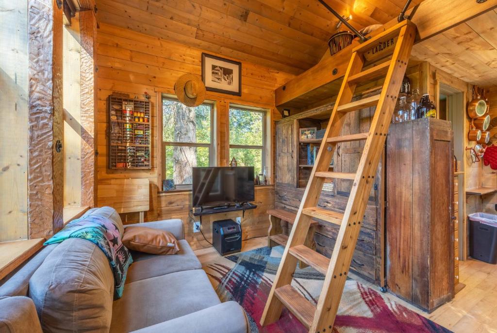 Squirrels Nest 30 Day Minimum cabin