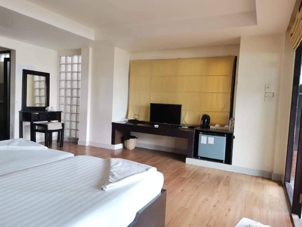 Shared lounge/TV area