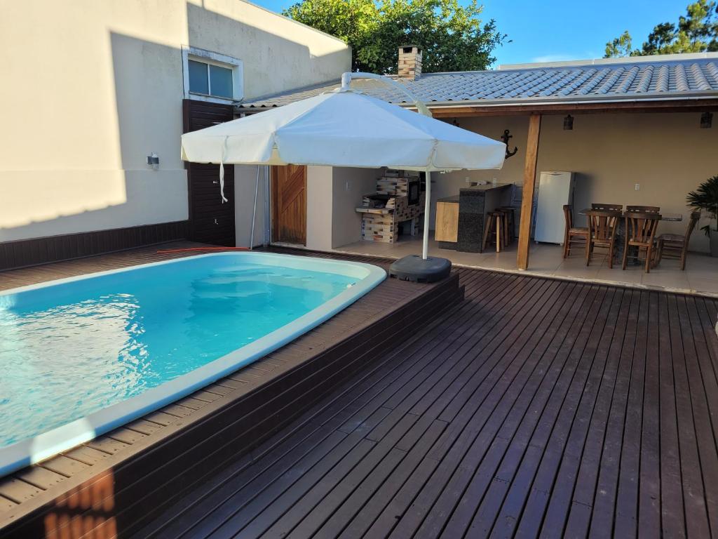 Casa bombinhas com picina, Bombinhas