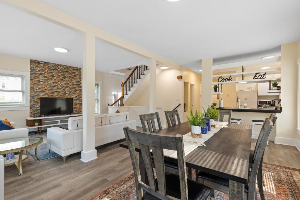 Skyrise Two Stories - Centrally Located, Brookline