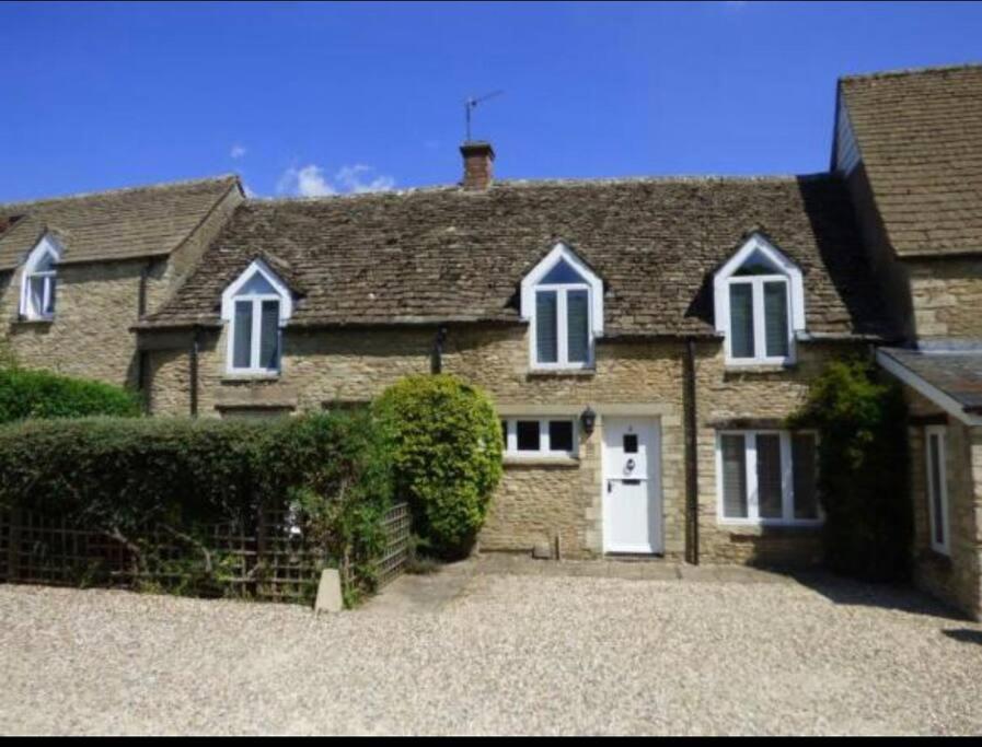 Charming Grade 11 Listed 2 bedroom Cotswold cottage