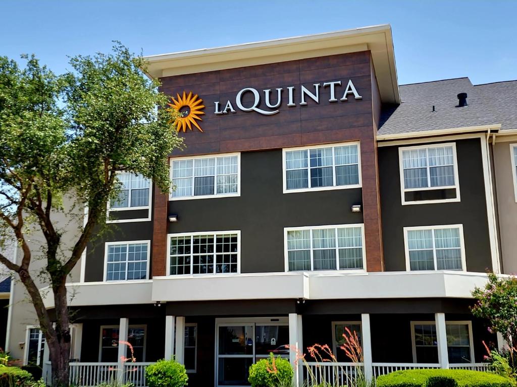 La Quinta Inn & Suites by Wyndham Rockwall photo