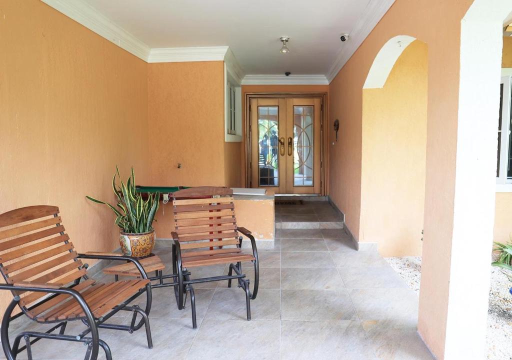 Coconut Palms Hideaway, Nassau