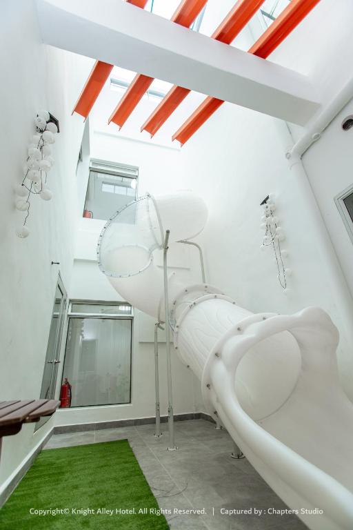 ไนจ์ แอลเลย์ โฮเทล (Knight Alley Hotel)